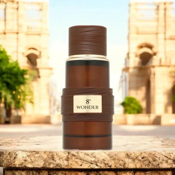 Parfum 8th Wonder Apă de Parfum flacon elegant de 100ml, design minimalist și luxos.