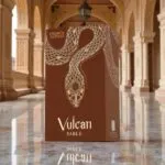 Parfum unisex Vulcan Sable de la French Avenue, flacon cilindric maro ciocolatiu cu ornament auriu în formă de șarpe.
