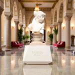 Parfum de damă Venus De Milo French Avenue, sticlă albă mată cu design statuar și detalii aurii.